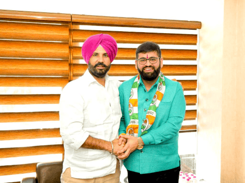 हाईकोर्ट के एडवोकेट वासु रंजन शांडिल्य कांग्रेस में शामिल:वड़िंग ने पार्टी का पटका पहना किया स्वागत, राहुल और खड़गे से जल्द करेंगे मुलाकात