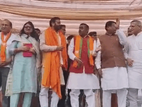 पंचकूला बागी मनाने पहुंचे CM नायब सैनी:स्टेज पर उसी को साइड किया, बाद में खुद का मित्र बताया, 6 वार्डों में BJP के बागी