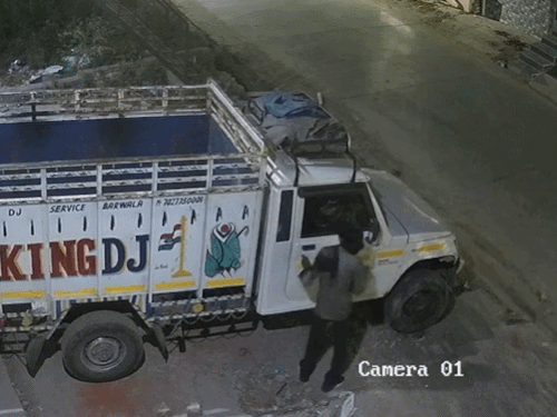 पंचकूला में चोर 1 मिनट में गाड़ी ले गया, VIDEO:दुकान के बाहर खड़ी थी बुलेरो पिकअप,