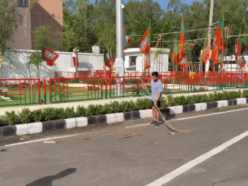 पंचकूला में BJP मुख्यालय पर संगठन मंत्री ने चलाई झाडू:अटल पार्क में पहुंचकर किया श्रमदान; स्थापना दिवस पर 15 दिन होंगे कार्यक्रम