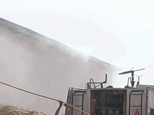 फतेहाबाद में गोशाला के तूड़ी भंडार में लगी आग:पंजाब से भी बुलानी पड़ी फायर ब्रिगेड; छाया धुएं का गुबार, बुझाने में लगे 3 घंटे