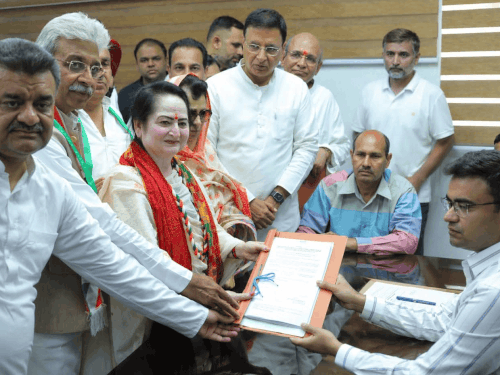 पंचकूला मेयर चुनाव: BJP-कांग्रेस प्रत्याशियों के पास लाखों का गोल्ड:भारद्वाज के पास रिवॉल्वर-दोनाली बंदूक, प्रॉपर्टी में बंसल का करोड़ों का निवेश