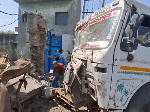 लुधियाना में बेकाबू ट्राला फैक्ट्री से टकराया:ड्राइवर को आई नींद, डिवाइडर तोड़ा, दीवार चकनाचूर, बिजली के खंभे क्षतिग्रस्त