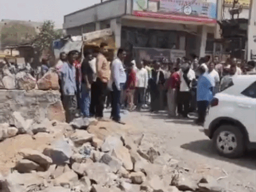 फरीदाबाद में आगरा नहर किनारे बन रही दीवार का विरोध:दीवार हटाने या रास्ते खुले रखने की मांग,सैकड़ों की संख्या में एकत्रित हुए