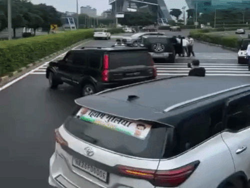 गुरुग्राम की सड़कों पर NSUI के काफिले का हुड़दंग:साइबर सिटी की मुख्य सड़क पर खड़ी की महंगी गाड़ियां, कारों पर खड़े होकर वीडियो बनाया