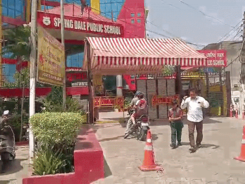 लुधियाना के 3 स्कूलों-रेलवे ट्रैक को उड़ाने की धमकी:तीनों में छुट्‌टी की गई, पेरेंट्स बच्चों को लेने पहुंचे; बम स्क्वायड-पुलिस सर्च कर रही