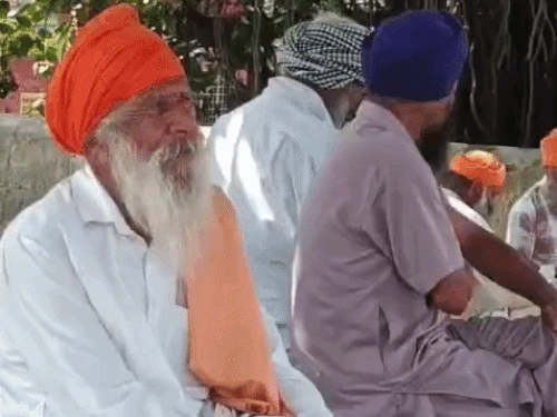 एक ही गांव में शादी पर रोक, वजह 6 जोड़े:माता-पिता के सपोर्ट पर भी रहने की इजाजत नहीं; अमृतसर में लोग बोले- परंपरा टूट रही थी