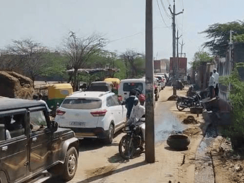 नूंह में इस्लामिक तबलीगी जलसे से लगा जाम:सड़कों पर थमे वाहन, खेतों के रास्ते निकले लोग; मोबाइल नेटवर्क ठप