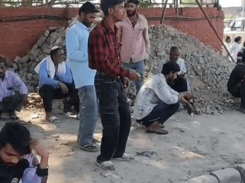 चंडीगढ़ में खड़े-खड़े सोते व्यक्ति का वीडियो:एक ही स्थिति में आंखें बंद कर खड़ा युवक, काफी देर तक शरीर में हलचल नहीं