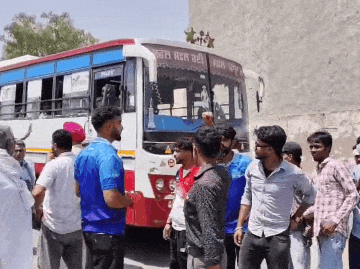 डबवाली में छात्रों से किराया वसूलने पर ABVP का प्रदर्शन:बोले- प्राइवेट बस संचालक नहीं स्वीकार रहे पास; आदेशों के बावजूद मनमानी