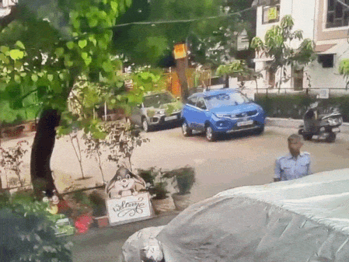 गुरुग्राम में कार से गार्ड को कुचलने का प्रयास:बाल-बाल बची जान, घर के बाहर खड़ा था, CCTV फुटेज आया सामने