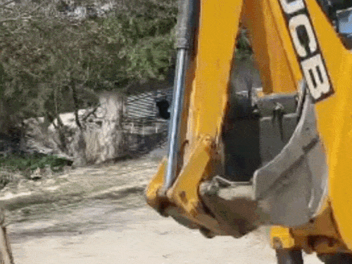 नशा तस्करी से जुड़ी 2 महिलाओं की झुग्गियां ध्वस्त:गुरुग्राम में सरकारी जमीन पर किया कब्जा, बंगाल और बिहार की रहने वाली