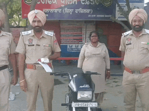 जलालाबाद में ट्रैक्टर का निकला बाइक पर लगा नंबर:पुरानी सब्जी मंडी में खड़ी मिली, मालिक की तलाश में पुलिस