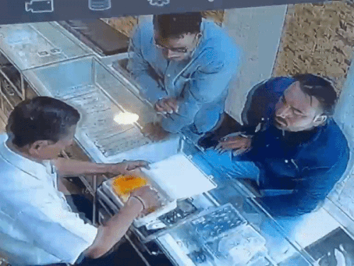 रेवाड़ी में 10 मिनट में 9 के गहने चोरी, Video:चांदी का ताबीज खरीदा, टॉपस दिखाने के बहाने मंगवाए, दो व्यक्तियों ने की वारदात