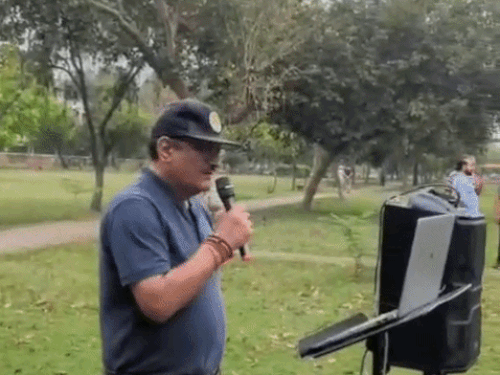 चंडीगढ़ में रिटायर्ड SP ने गाया ‘पल-पल दिल के पास’:माइक-स्पीकर लेकर पार्क पहुंचे, माहौल बना सुरीला, लोग बोले- पहली बार मिला ऐसा अनुभव