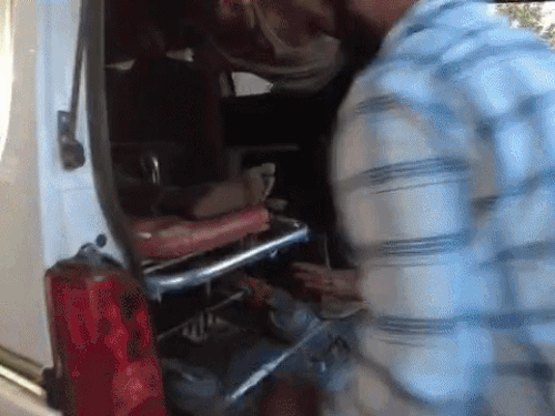 हाइटेंशन लाइन की चपेट में आने से झुलसा मजदूर:गंभीर हालत में दिल्ली रेफर; सोनीपत में स्वागत द्वार हटाते समय लगा करंट