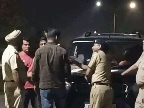 चंडीगढ़ में गैंगस्टरों को हथियार देने आए 2 बदमाश अरेस्ट:पिस्तौल और देसी कट्टा किया बरामद; बंबीहा-लकी पटियाल गैंग को करने थे हथियार सप्लाई