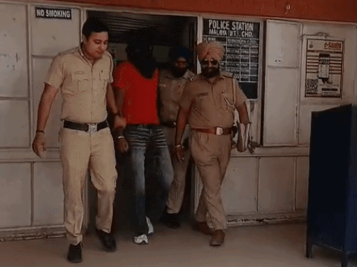 चंडीगढ़ में वारदात से पहले देसी पिस्टल समेत युवक गिरफ्तार:लाल बैग में छुपाकर ले जा रहा था हथियार,पहले से दर्ज हैं कई आपराधिक मामले