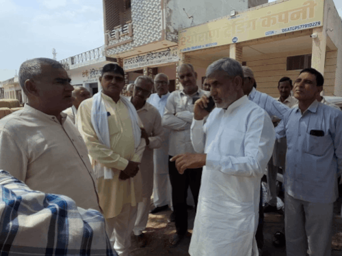 भिवानी की अनाज मंडी में विधायक फरटिया का दौरा:किसानों की सुनी समस्याएं; अधिकारियों को व्यवस्था सुधारने के दिए निर्देश