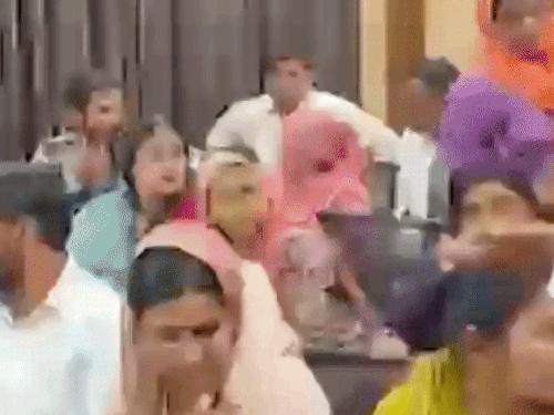 हांसी में ब्लॉक समिति की बैठक स्थगित:विकास कार्यों में भेदभाव को लेकर हंगामा; पक्ष और विपक्ष के बीच जमकर बहस