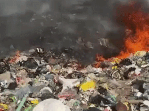 हांसी में डंपिंग स्टेशन में लगी आग:जेसीबी मशीनों से कचरा हटाया, गेहूं की फसल को लेकर किसानों में हड़कंप