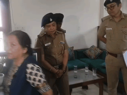 चंडीगढ़ पुलिस के सामने राइटर मधु किश्वर आज पेश होगी:घर जाकर थमाया नोटिस,मिसलीडिंग VIDEO डालने से जुड़े केस की इन्वेस्टिगेशन जॉइन करने का आग्रह