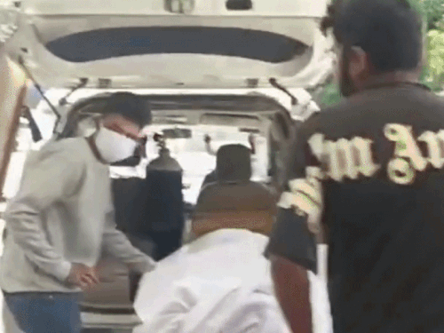 मोगा सिविल अस्पताल में आपस में भिड़े एंबुलेंस संचालक:शव को नेपाल ले जाने को लेकर हुआ विवाद, लोगों ने कराया बीच-बचाव