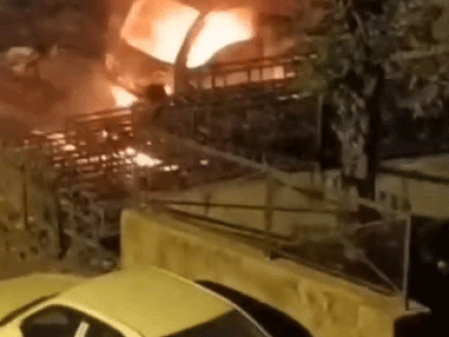 चंडीगढ़ में 6 वाहन जलकर खाक, सदिंग्ध भागता नजर आया:5 कारें और एक बाइक जलकर खाक, सीसीटीवी खंगाल रही पुलिस, आरोपी की तलाश जारी