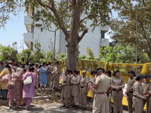 चंडीगढ़ में भाजपा महिला कार्यकर्ताओं का प्रदर्शन:पंजाब CM आवास घेरने निकली,महिला आरक्षण बिल का विरोध, पुलिस ने बैरिकेडिंग कर रोका