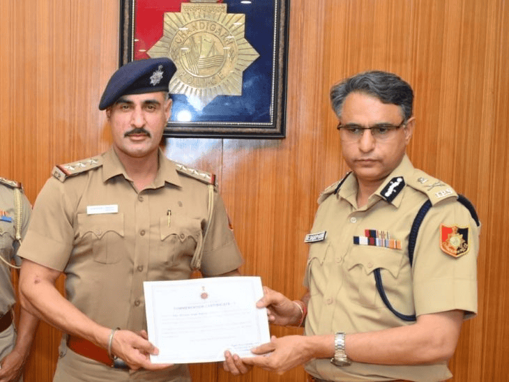 चंडीगढ़ DGP का इंस्पेक्टर सेखों-जसपाल को फर्स्ट क्लास सर्टिफिकेट:इंटरस्टेट हथियार सप्लाई गैंग को पकड़ा,14 पिस्तौल-15 कारतूस मिले; बंबीहा-लकी गैंग को करने थे सप्लाई