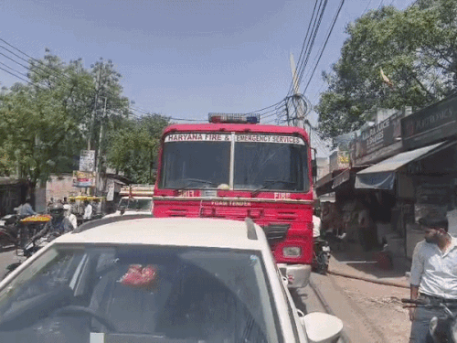 महेंद्रगढ़ में दमकल व्यवस्था संकट में, गाड़ियों का टोटा:जिला में आग बुझाने को महज 8 वाहन, कर्मचारी भी 17 दिन से हड़ताल पर