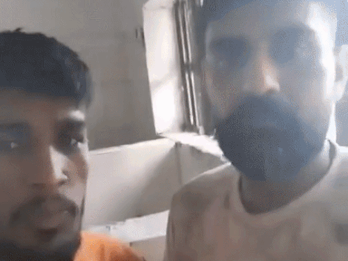 अमृतसर- डेरा प्रेमी के कत्ल के आरोपी का VIDEO:बोला- जेल अफसरों ने मुझे पीटा, ₹2 लाख मांग रहे; पीठ पर जख्म दिखाए