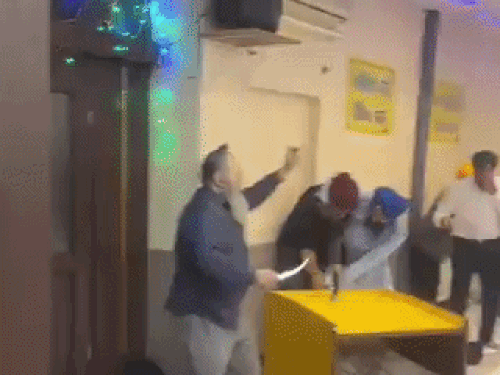 जर्मनी के गुरुद्वारे में सिख भिड़े, कृपाण से हमला, VIDEO:मीटिंग में बहस के बाद हाथापाई, पैरों से रौंदी पगड़ियां; दावा- संगत पर फायरिंग, आंखों में स्प्रे मारी