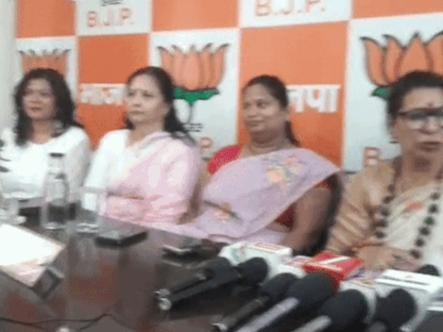 नग्न हालत में युवती ले जाने पर रेनू भाटिया सख्त:रेवाड़ी में चेयरपर्सन बोलीं- पुलिस की रिपोर्ट से संतुष्ट नहीं, बेटी का सवाल है