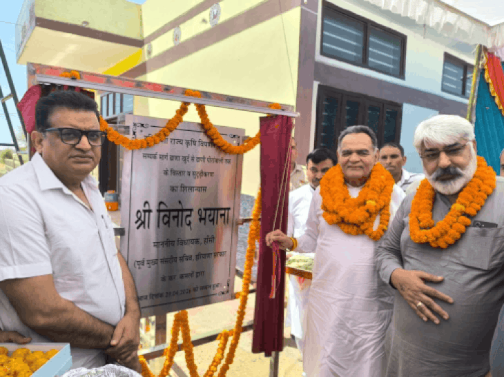 हांसी MLA भयाना ने सड़क निर्माण कराया शुरू:75 लाख से बनेगी ढाणा खुर्द-ढाणी पिरावली सड़क; जलघर पर 8.23 करोड़ खर्च