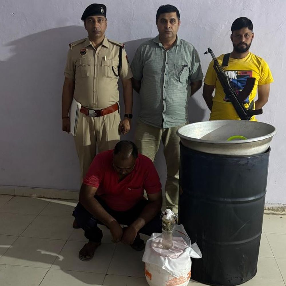 हांसी में पुलिस ने शराब भट्ठी पर मारा छापा:मौके से ही एक गिरफ्तार, 5 लीटर बनी हुई कच्ची शराब और उपकरण बरामद