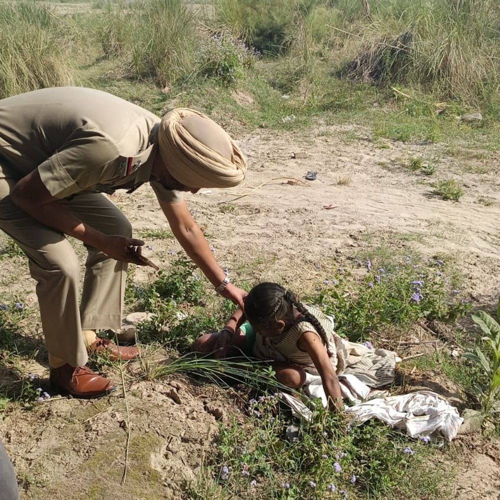 कपूरथला में ब्यास नदी किनारे मिली नाबालिग बच्ची:घबराई हालत में, पुलिस ने अस्पताल में कराया भर्ती, परिजनों की तलाश में जुटी टीम