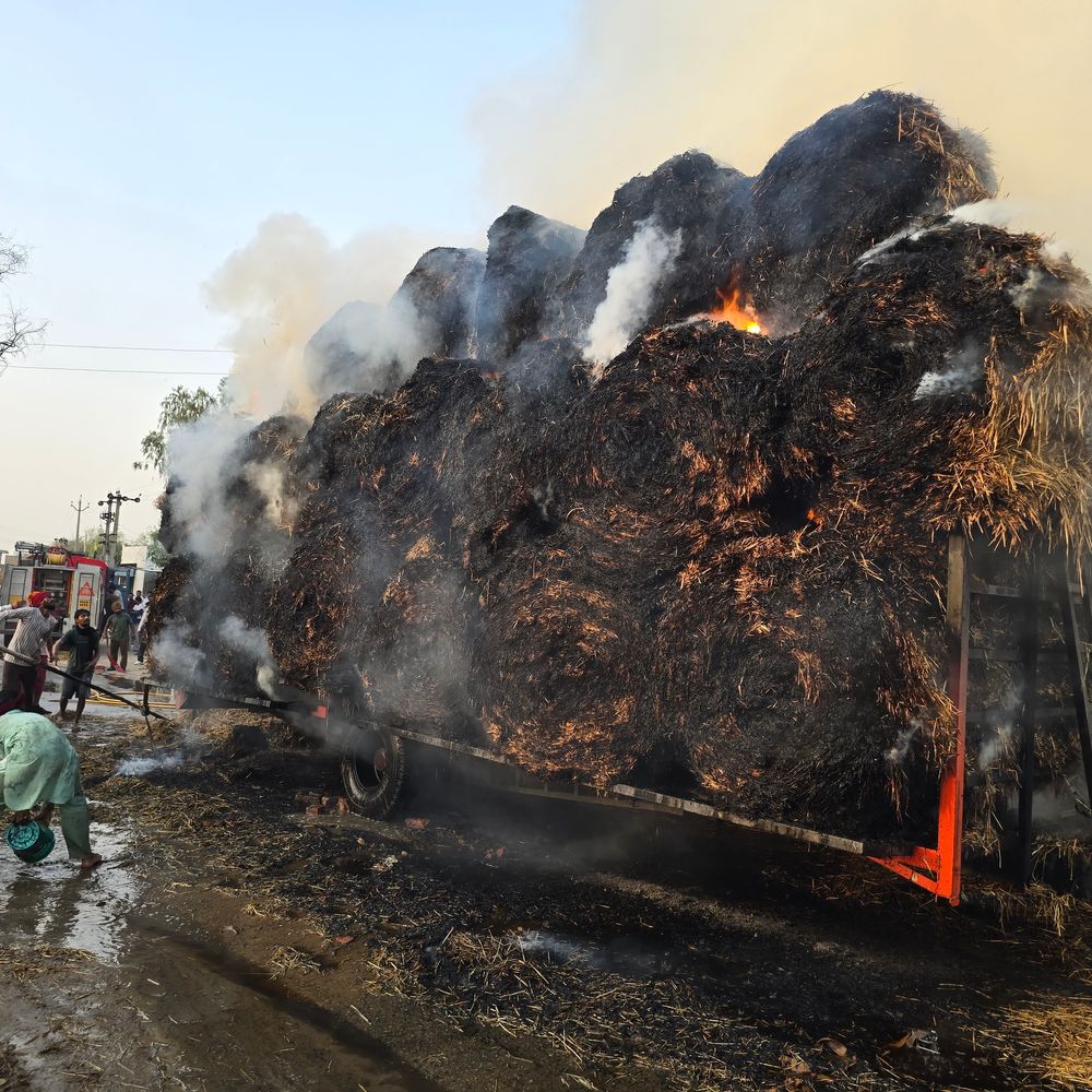 अबोहर में पराली से भरी ट्रॉली में लगी आग:हाईवोल्टेज तार की चपेट में आने से हादसा, चालक बाल-बाल बचा