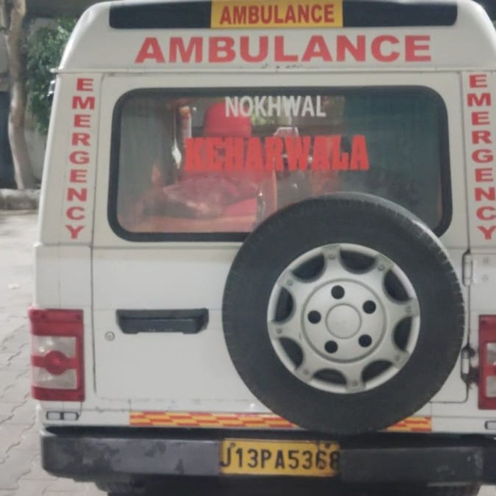 सिरसा में सड़क किनारे खून से लथपथ मिला व्यक्ति:राहगीरों ने पहुंचाया अस्पताल; सिर में चोट के निशान