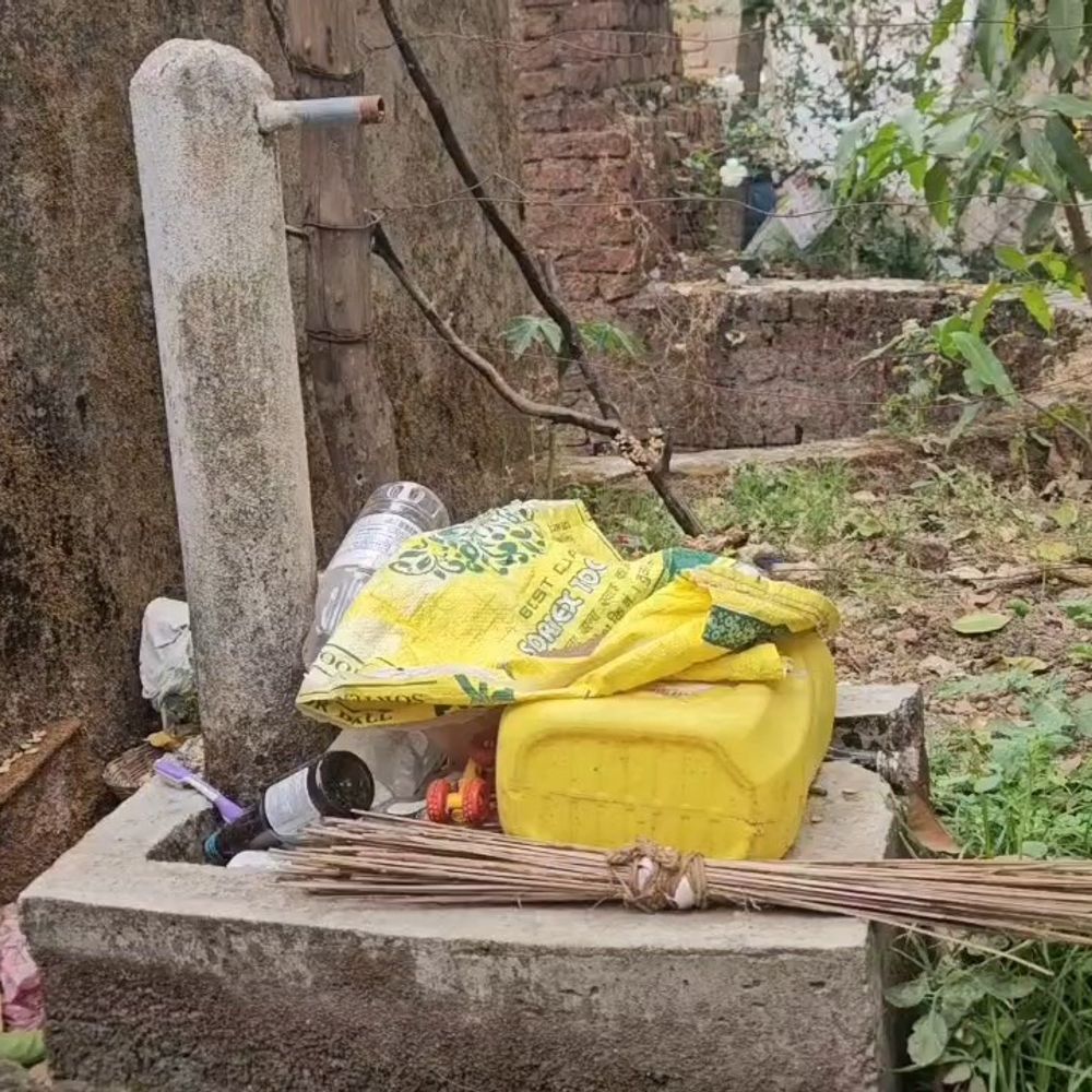 जल-जीवन मिशन के तहत नल लगे, पानी नहीं पहुंचा:30 लाख खर्च के बाद भी सूखे नल, ग्रामीण हैंडपंप पर निर्भर; जांच की मांग
