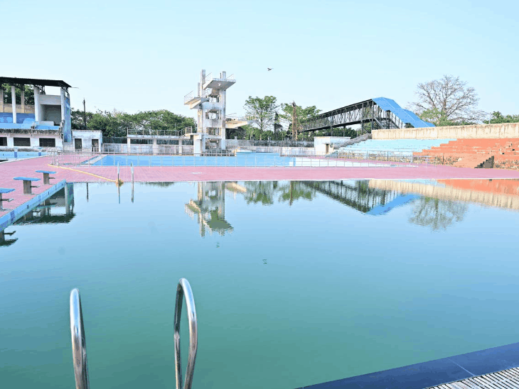 क्रीड़ा स्टेडियम अयोध्या में नव-निर्मित स्वीमिंग पूल का शुभारंभ:महंत संजय दास बोले- तैराकी जैसे महत्वपूर्ण खेल में बेहतर प्रशिक्षण मिलेगा