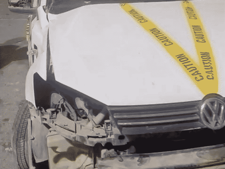 गोरखपुर में बुद्ध विहार गेट से टकराई तेज रफ्तार कार:सामने जा रही बुलेट भी चपेट में आई, कार का पहिया 50 मीटर तक छटका