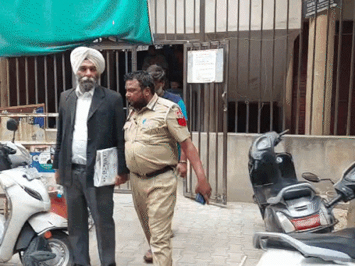 खुद को कुंवारा बताकर शादी करने वाले काबू:मुज्जफरनगर से पुलिस प्रोडक्शन वारंट पर लाई,2 बच्चों का है पिता,महिला की ली थी- न्यूड फोटो