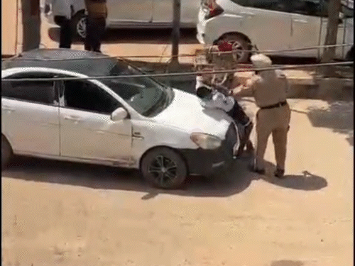 मोहाली पुलिस ने बोनट पर लेटाकर युवक को थप्पड़ मारे:अधिकारी बोले- रोकने पर दौड़ाई कार, कुचलने की कोशिश की, डेढ़ किमी पीछा कर पकड़ा