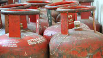 Delhi Lpg News: Delhi bans LPG cylinder sale from godowns, govt warns of strict action and assures stable supply | Delhi News