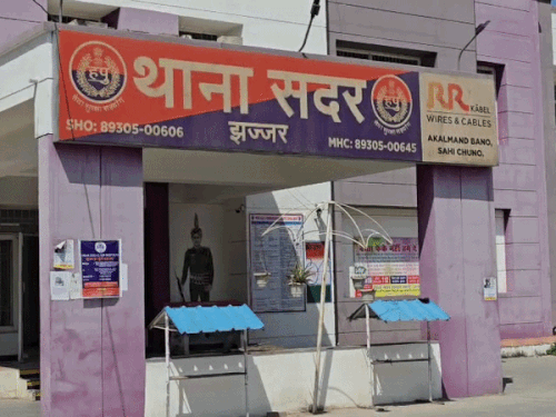 झज्जर सड़क हादसों में दो बाइक सवार की मौत:अज्ञात वाहनों की टक्कर से दीपक और नवीन की गई जान, पीजीआई में तोड़ा दम