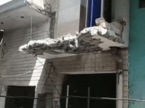 जालंधर में नशे के खिलाफ पुलिस और निगम की कार्रवाई:तस्कर लाडा के अवैध घर पर चला बुलडोजर, पुलिस ने ढहाया नशा तस्कर का घर