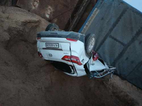 कंटेनर पलटने से कार दबी, पिता-पुत्र की मौत:पुलिस ने जेसीबी से शवों को बाहर निकलवाया; नोख-भीकमपुर मार्ग पर हुआ हादसा