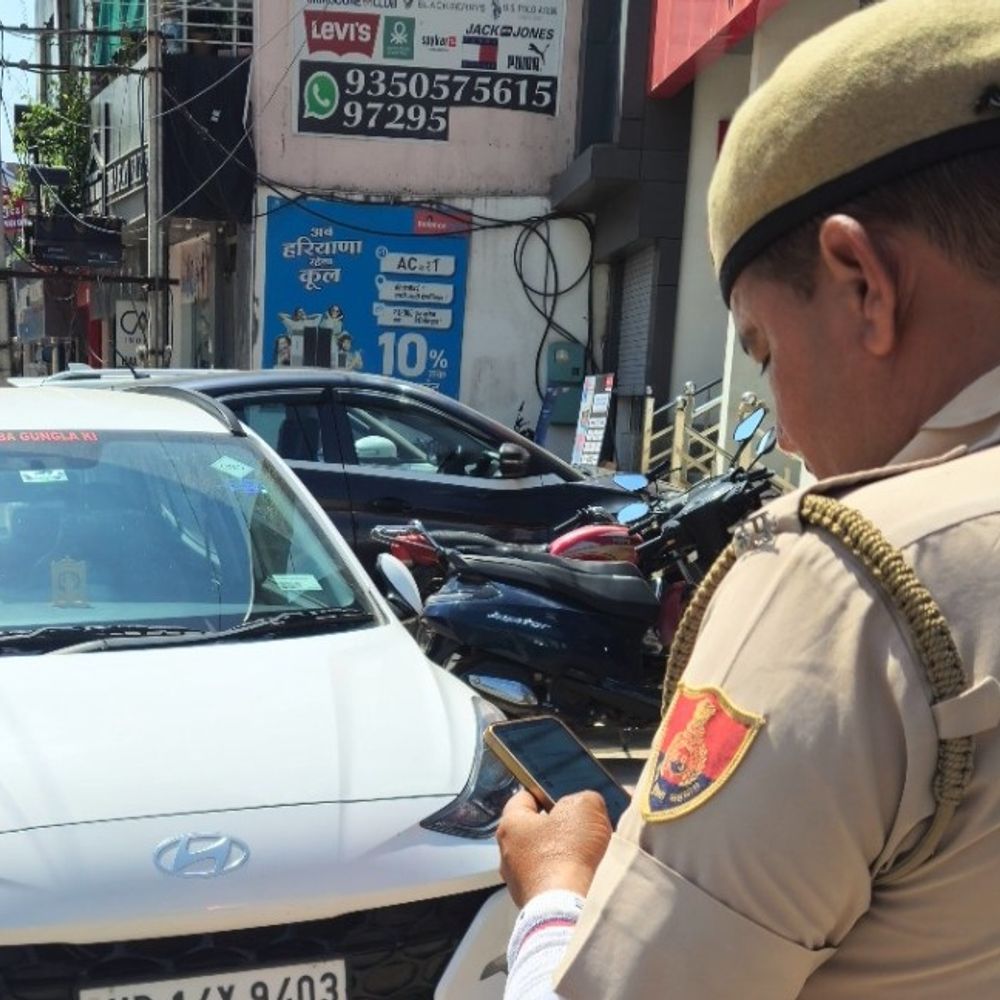 झज्जर में अवैध पार्किंग पर पुलिस का एक्शन:अब फोटो खींचते ही सीधे घर पहुंचे रहें हैं चालान, हाईटेक तरीके से कार्रवाई