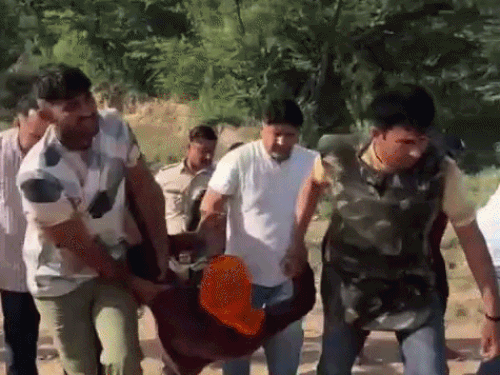 कैथल में बदमाश का एनकाउंटर, टांग में गोली लगी:मोबाइल शॉप फायरिंग केस में शामिल; पुलिस की बुलेटप्रूफ जैकेट पर गोली चलाई